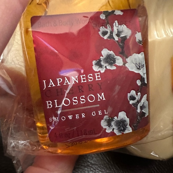 Bath and Body Works Mango Mandarin Lotion 8oz, With Japanes Cherry New & Sealed! - Picture 3 of 4